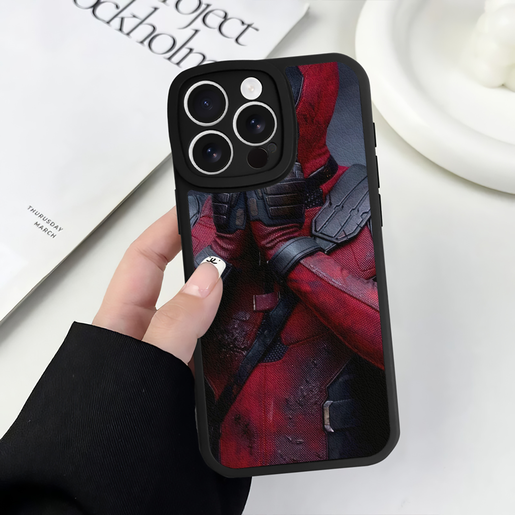 （画像用） Deadpool デッドプール 【iPhone 16シリーズ対応】シリコンスマホケース（レザー調） 材質：シリコン